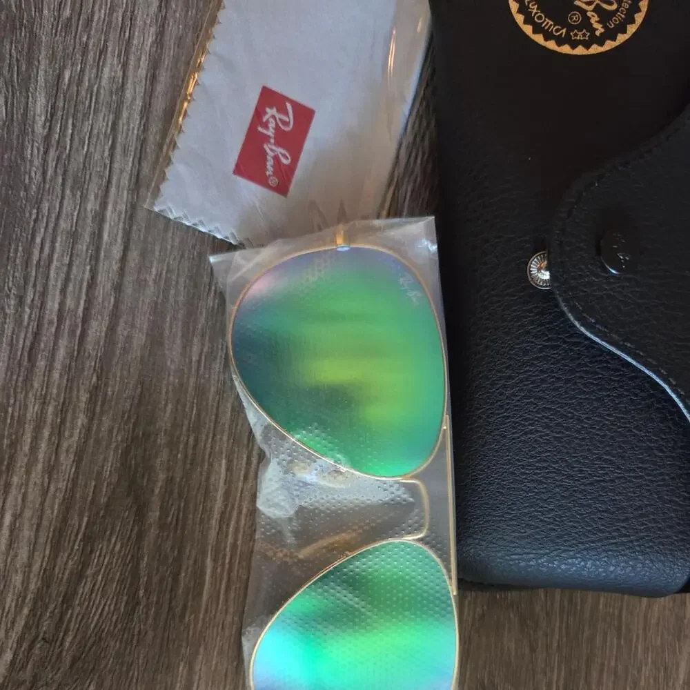 These are ray ban rb3025 aviator